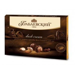 糖果“BABAEV»暗霜的散裝黑巧克力碎杏仁榛子奶油